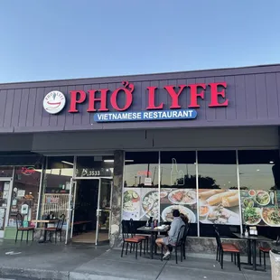 the front of a vietnamese restaurant