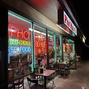the outside of a restaurant at night
