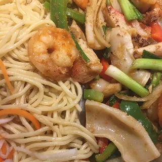 26. Garlic Noodle with Seafood