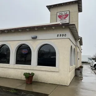 the outside of a restaurant