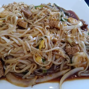 An interesting version of Shrimp Pad Thai. B+