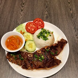 25. Grilled Beef Short Ribs, Salad & Soup Com suon bo nuong