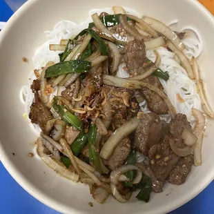 Vermicelli with beef and onion
