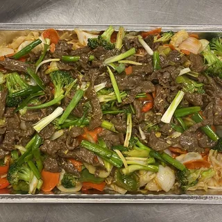 Spicy Garlic Noodle with Beef and Vegetable