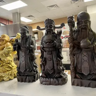 3 wise men statues