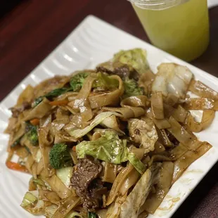 Stir-fried noodles with shrimp and meat