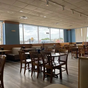 Dining area, very cleaning and pleasing to the eye.