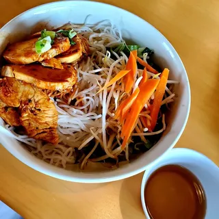 B08 Vermicelli - Honey Chicken Sriracha