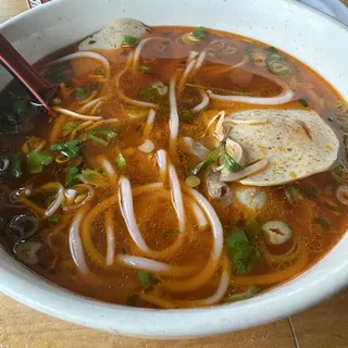 Bn B Hu (Beef Spicy Noodle Soup)