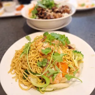 Pan-fried soft noodles with seafood