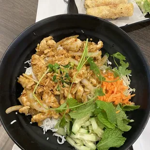 Ot ga sa ot - spicy chicken and lemongrass bun