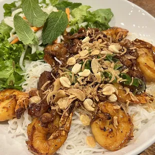 a plate of noodles with meat and vegetables