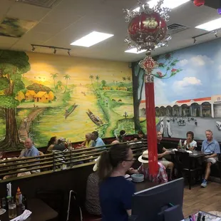 I feel like a party with friends every time I come here on the weekend. Everyone and the food here are very good. It's a great place.