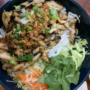 Chicken and rice noodles .