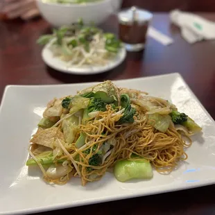 a plate of noodles and broccoli
