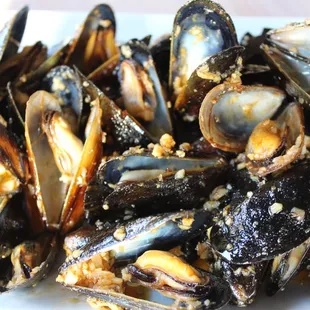 Mussels With Garlic Butter Sauce