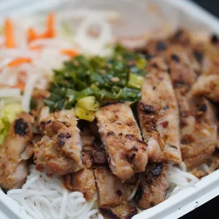 Good portion of Bbq Chicken that's comes with this vermicelli plate *6/20/23