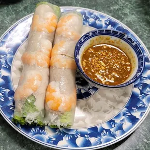 Shrimp spring roll with peanut sauce