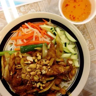 Rice noodle stir-fried chicken with lemongrass - $7.25