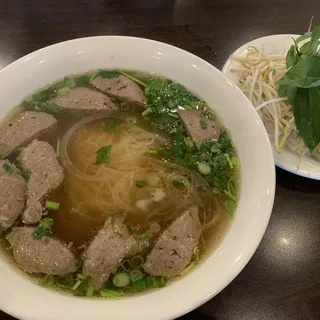 P16. Meatballs Pho