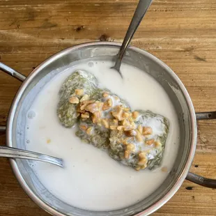 Banana rolled in rice with coconut cream sauce