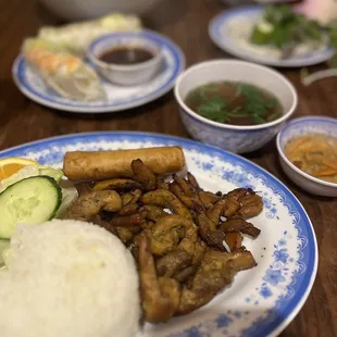 Rice plate with chicken, lettuce and cucumber, lettuce. additional spring rolls