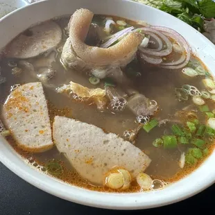 3.5:猪肉很不新鲜，硬邦邦的。猪血发臭，硬，完全不滑，难以下咽。面条倒是很弹性，汤底很好喝，牛肉片很新鲜