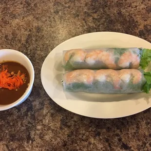 Fresh spring rolls with peanut sauce