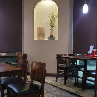 Nice clean decor and dining area.