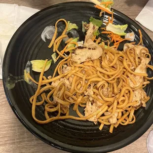 G5. Garlic Noodle with Chicken