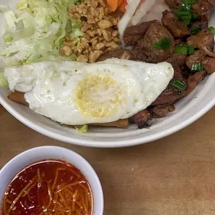 Bún thịt nướng chả giò và trứng Yummy