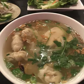 25. Pho ga Hoanh Tanhh Soup