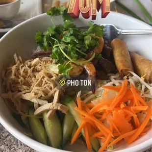 Vermicelli, bowl with grilled shrimp and pork .