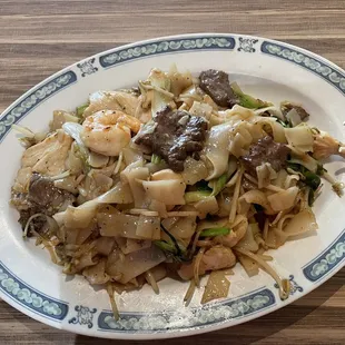 Stir Fried Noodles SF4 (Rice noodles sautéed with chicken, beef, shrimp, bean sprouts and green onions)