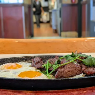 Sizzling Filet Mignon (Bò Né, $17)