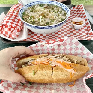 Lemongrass chicken bánh mì