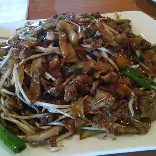 L4. Beef Chow Fun