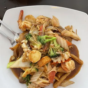 Hu tieu xao do biet uot (wide rice noodle seafood stir fry with sauce)