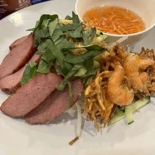 Banh uot nem nuong tom chien