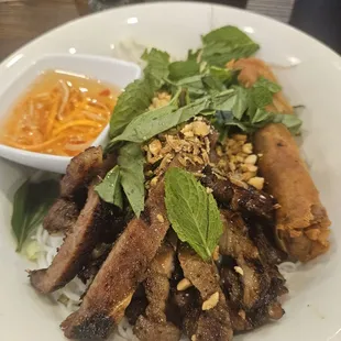 Bún thịt nướng chả giò