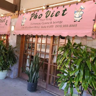 Entrance area of Pho Viet Thien Hong in Manoa Marketplace.