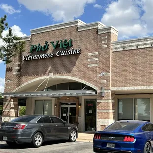 two cars parked in front of the restaurant