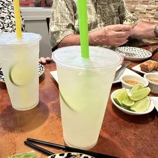 D4. Fresh Squeezed Lemonade Chanh Tuoi