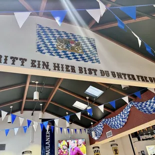 I think it means "come in, here you are amongst friends" (but I'm no sure lol)