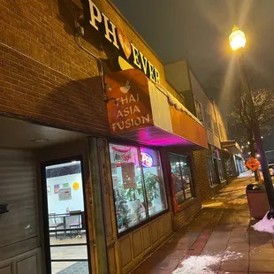 the outside of a restaurant at night