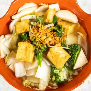 Oxtail Pho (Phở Đuôi Bò)
Pho with savory oxtail, on the bone