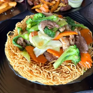 Yellow crispy noodle -Mi xao gion 
Protein: Combo