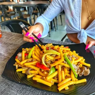 Stir fried macaroni with beef