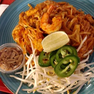 pad thai with chicken and shrimp