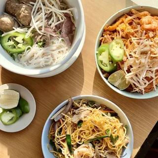 Pho (Rare Steak, Brisket & Meatballs) Beef Noodles Soup